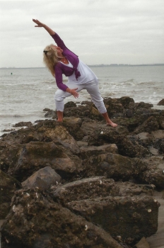 yoga aan de zee op stenen